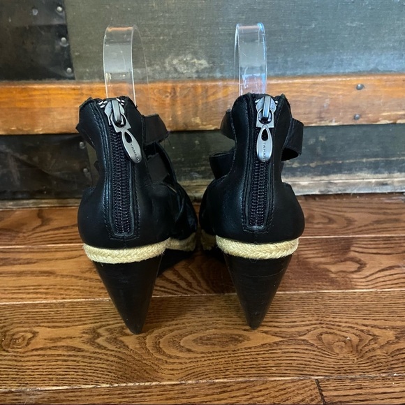 BNWOT Tahari Janice black wedge sandals in size 6 - Picture 5 of 10